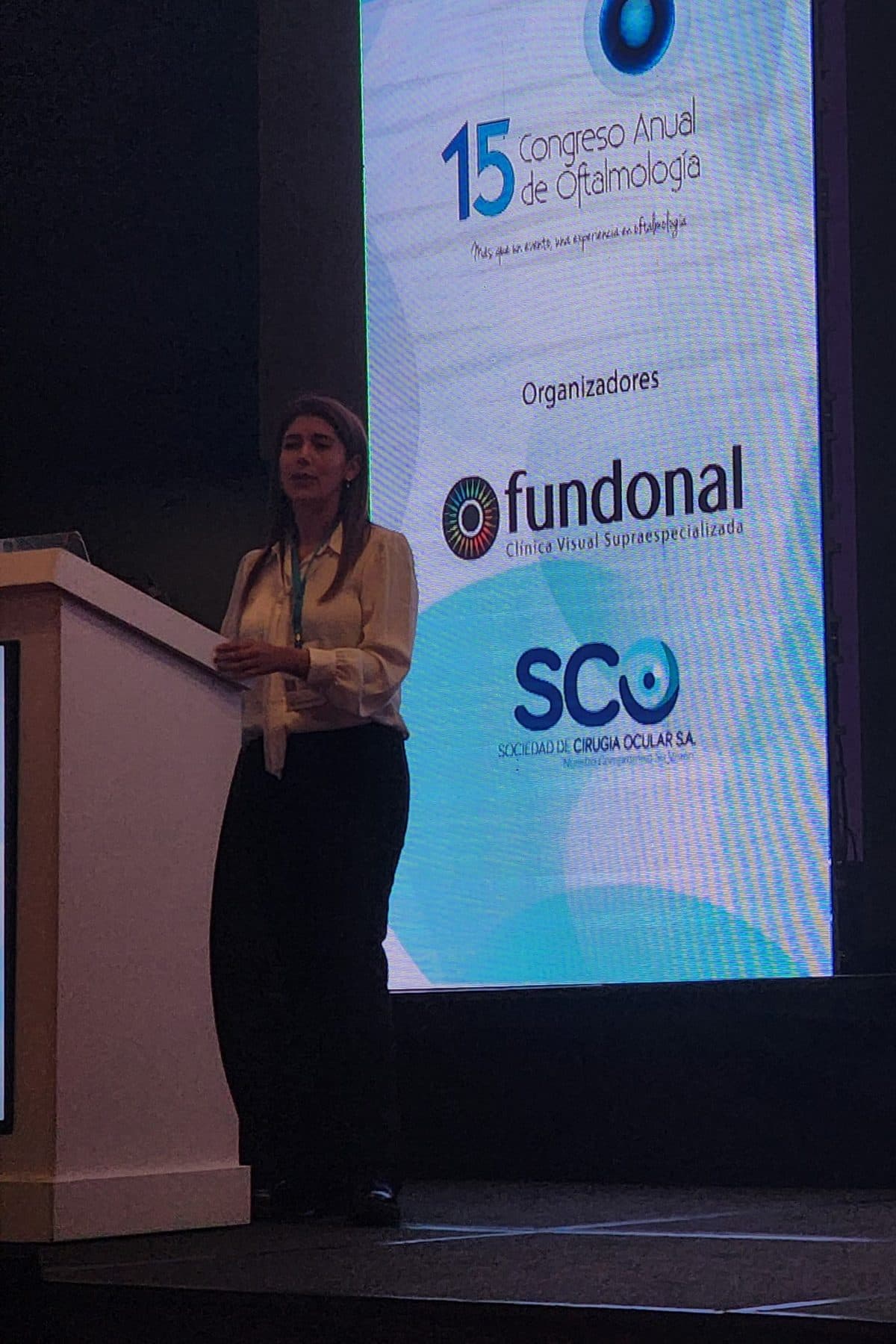 Dra. Andrea Laiton dando una charla sobre metástasis oculares