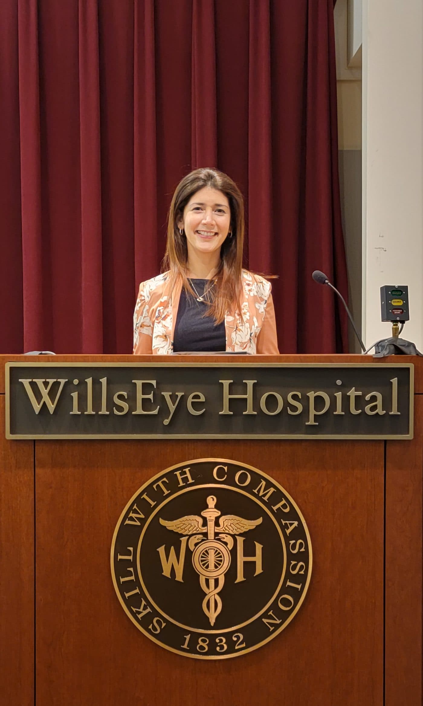 Dra. Andrea Laiton en el podio de Wills Eye Hospital
